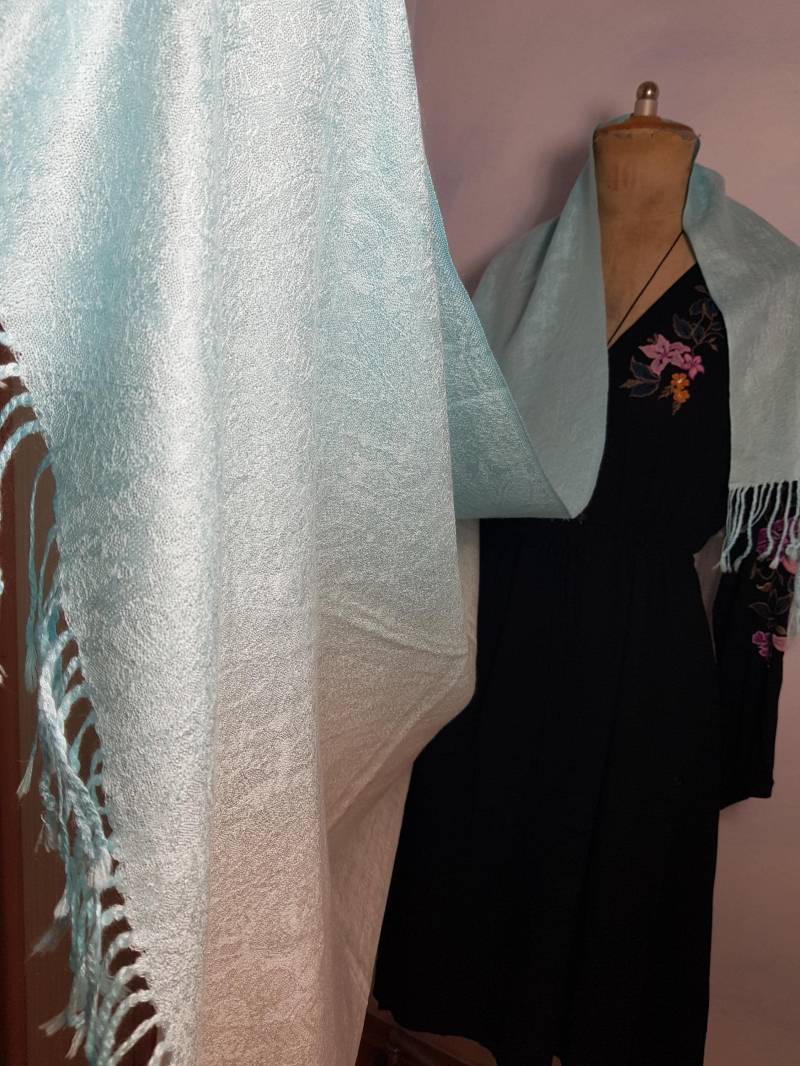 100% Seiden-Pashmina Eisblau-Weiße Handgewebte Fransen Schal 180 X 68 cm Seidenschal Mit Webmuster Alt/Neu Luxus Stola Aus Seide 100% Seiden-Pashmina Eisblau-Weiße Handgewebte Fransen Schal 180 X 68 cm Seidenschal Mit Webmuster Alt/Neu Luxus Stola Aus Seide von BettysVintageHouse