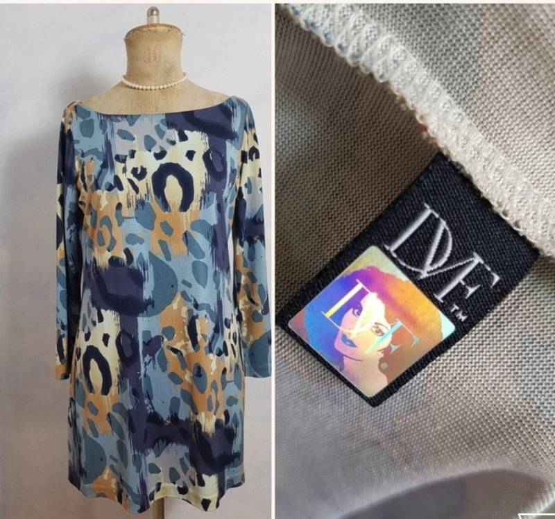 Iconic Diane Von Furstenberg Seidenjersey Minikleid Blau Beige Size Medium Langarm Leomuster Grafik Print Dvf Kleid Mod U-Boot Vintage Y2K von BettysVintageHouse
