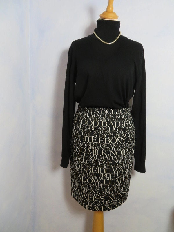 Laurèl Rock Schwarz Elfenbein Lettern Statement Casual Knie Minimal Stil Kleine Größe von BettysVintageHouse