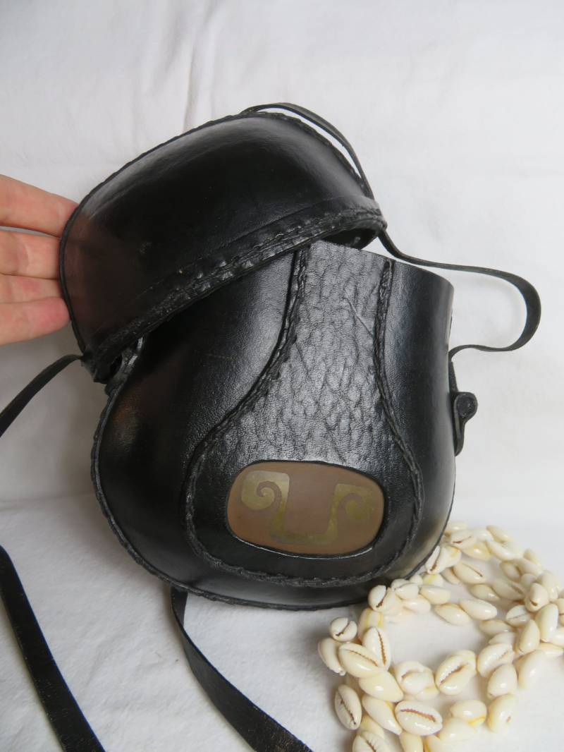 Lederköcher Hartschale Umhängetasche Stier Horn Von Hand Genähte Ovale Leder Deckel Box Mini Koffer Genarbte Ledertasche 80Er Lederköcher Hartschale Umhängetasche Stier Horn Von Hand Genähte Ovale Leder Deckel Box Mini Koffer Genarbte Ledertasche 80Er von BettysVintageHouse