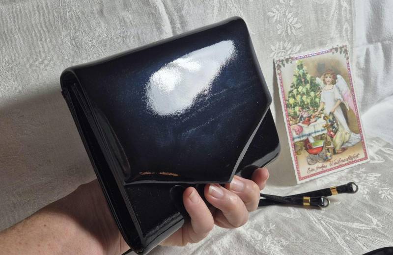 Minimale Lack-Ledertasche/Clutch Envelope-Crossbody-Bag Geldbörse Rechteck Echtleder Tasche Für Notwendiges/Abnehmbare Cross Over Belt 1980 Minimale Lack-Ledertasche/Clutch Envelope-Crossbody-Bag Geldbörse Rechteck Echtleder Tasche Für Notwendiges/Abnehmbare Cross Over Belt 1980 von BettysVintageHouse