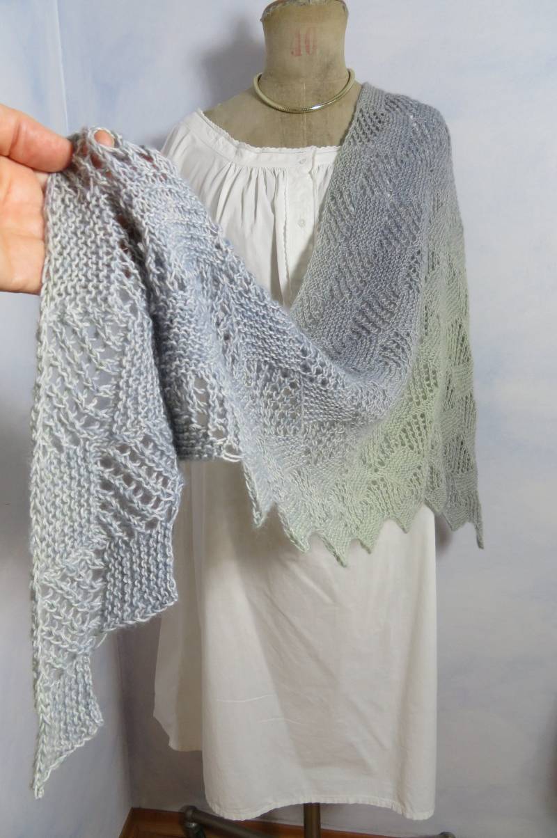 Neue Weiche Handgemachte Lace Stola Schal Hellblau Farbverlauf Wolle Seide Spitze Tuch Hippie Quadrat Muster Häkel Wickel Cape Braut Neue Weiche Handgemachte Lace Stola Schal Hellblau Farbverlauf Wolle Seide Spitze Tuch Hippie Quadrat Muster Häkel Wickel Cape Braut von BettysVintageHouse