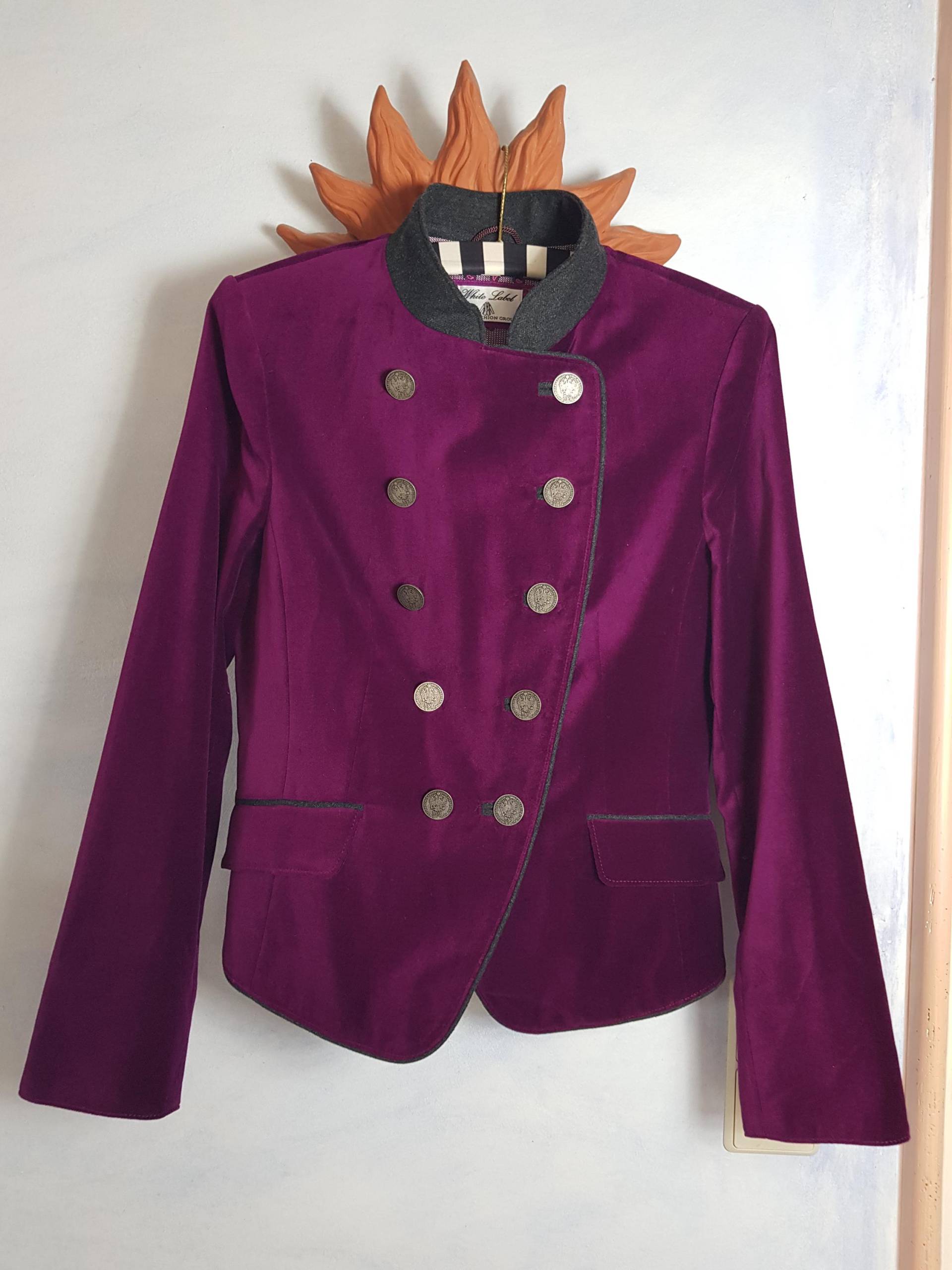 Prinzessin Samt Mantel Kurz Doppelbrust Magenta Rot Womans Size M Graue Loden Traditionelle Folklore Vintage Trachten Uniform von BettysVintageHouse