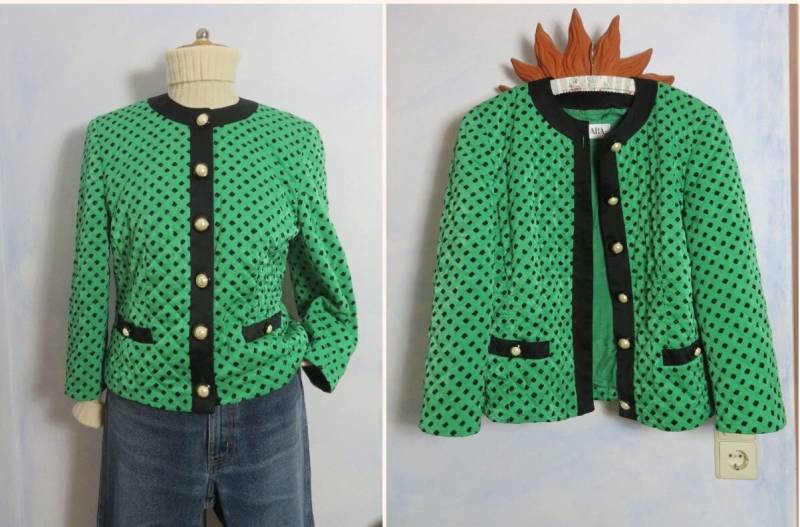 Samtige Smaragdgrüne Steppjacke Mit Strichmuster Schwarze Satinblende Große Perlenknöpfe 80Er Deutsche Ara Mode Samtige Smaragdgrüne Steppjacke Mit Strichmuster Schwarze Satinblende Große Perlenknöpfe 80Er Deutsche Ara Mode von BettysVintageHouse