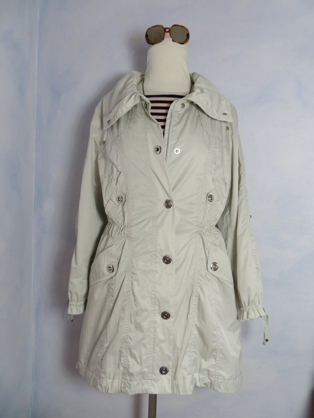 Schimmernd Creme Parka Jacke Size M To L Mantel Helle Anorak Windjacke Weiche Oversize Oma Seidige Coat Deutschland 80Erjahre von BettysVintageHouse