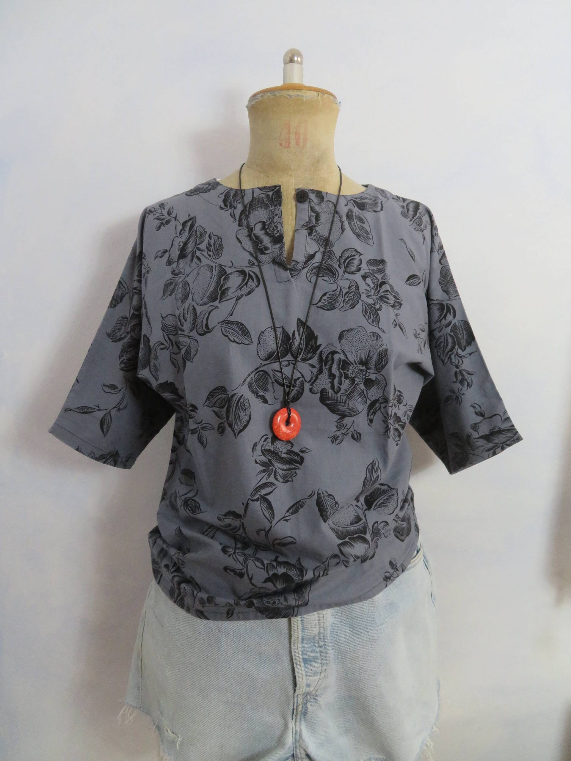 Schwarzdruck Bluse Vintage Flowers Hemd Womans Size Xs/S Blauschwarz Schwarz Bedruckte Mit Ärmel 100% Baumwolle Oberteil Blumendruck von BettysVintageHouse