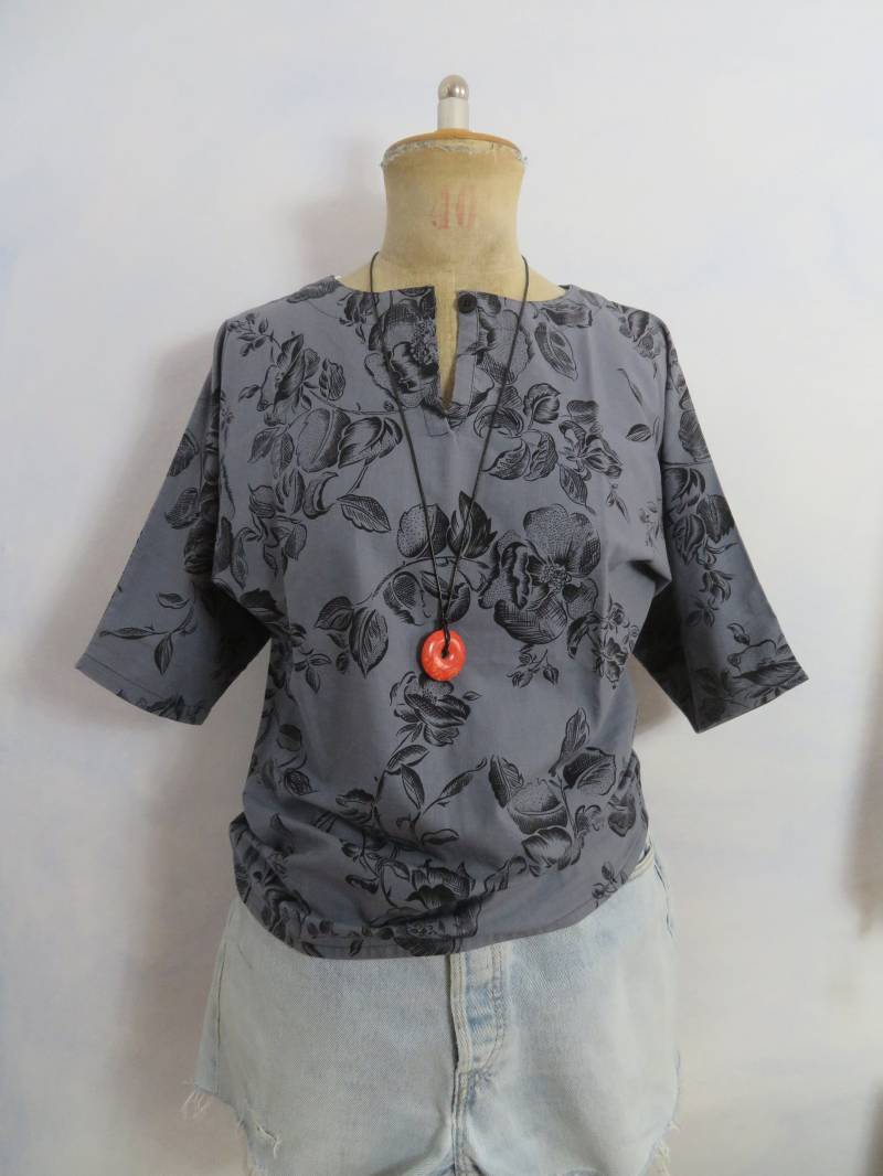 Schwarzdruck Bluse Vintage Flowers Hemd Womans Size Xs/S Blauschwarz Schwarz Bedruckte Mit Ärmel 100% Baumwolle Oberteil Blumendruck von BettysVintageHouse