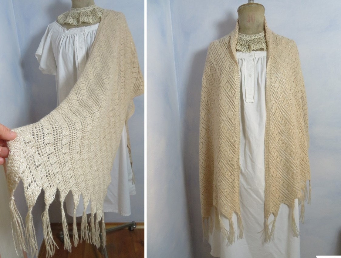 Stola Handgemachte Fransen Schal Beige Leinen Weich Diagonal Gestrickt Tuch Hippie Stil Lace Muster Häkelspitze Wickel Cape Braut von BettysVintageHouse