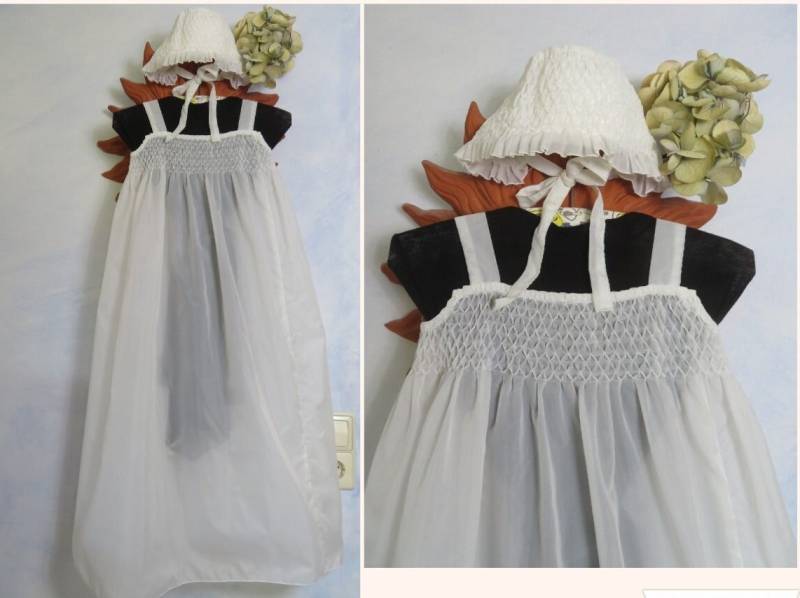 Taufkleid 1960Er Jahre Von Hand Gesmockt Mit Spitzenhaube Für Neugeborene Und Säuglinge Sahneweißes Nylon Kleid Organza Taft Volle Länge Taufkleid 1960Er Jahre Von Hand Gesmockt Mit Spitzenhaube Für Neugeborene Und Säuglinge Sahneweißes Nylon Kleid Organza Taft Volle Länge von BettysVintageHouse