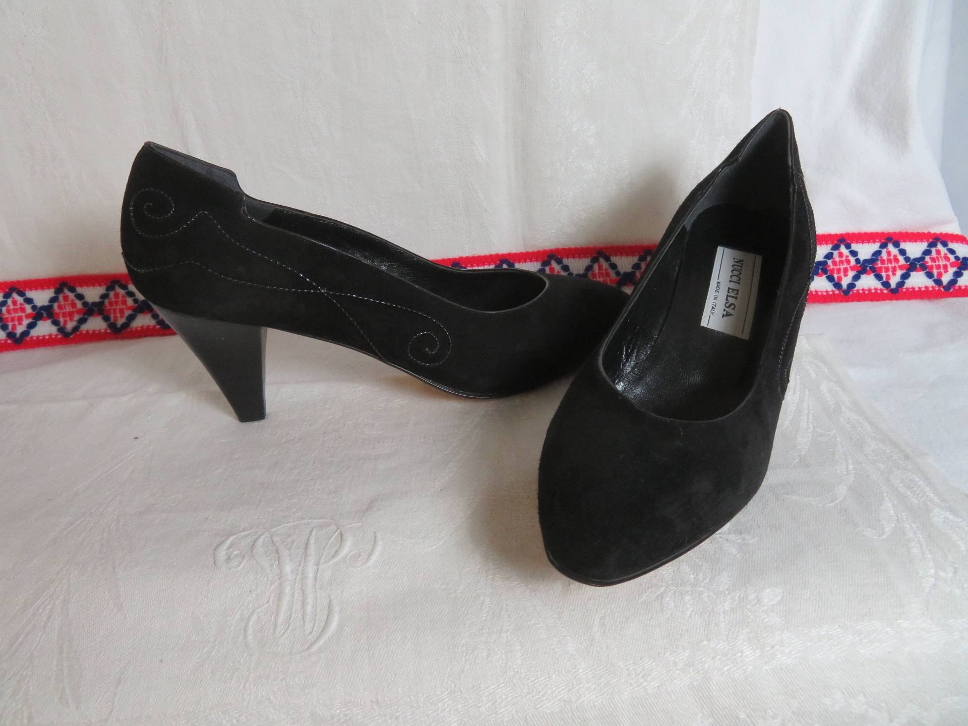 Ungetragene Elsa Nucci Italy Suede Leder Verzierte Pumps Eu 37/Us 6, 5/Uk 4, 5 Absatz 80Er 90Er Jahre von BettysVintageHouse