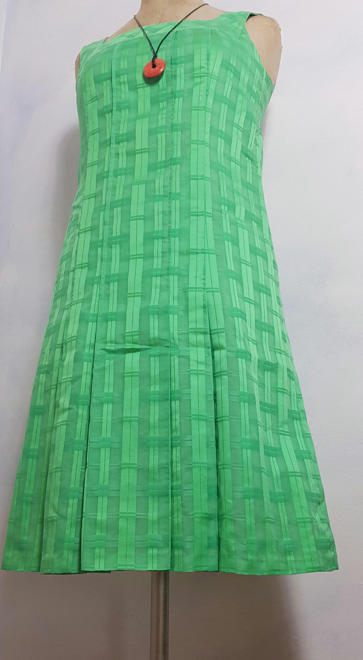 Vintage 1970Er Jahre Tennis-Kleid Smaragd-Grüne Flechtmuster Ärmellose Sportkleid Ärmellos Mit Faltenrock Size 34/xs von BettysVintageHouse