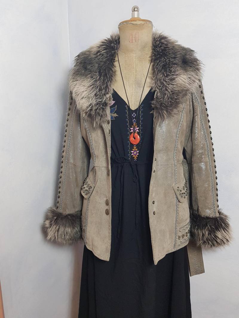 Vintage Biba Penny Lane Stickereien Wildlederjacke Y2K Tut 70Er Kunstpelz Size S Silbermetallic Lederjacke Warm Gefütterte Winterjacke Boho Vintage Biba Penny Lane Stickereien Wildlederjacke Y2K Tut 70Er Kunstpelz Size S Silbermetallic Lederjacke Warm Gefütterte Winterjacke Boho von BettysVintageHouse