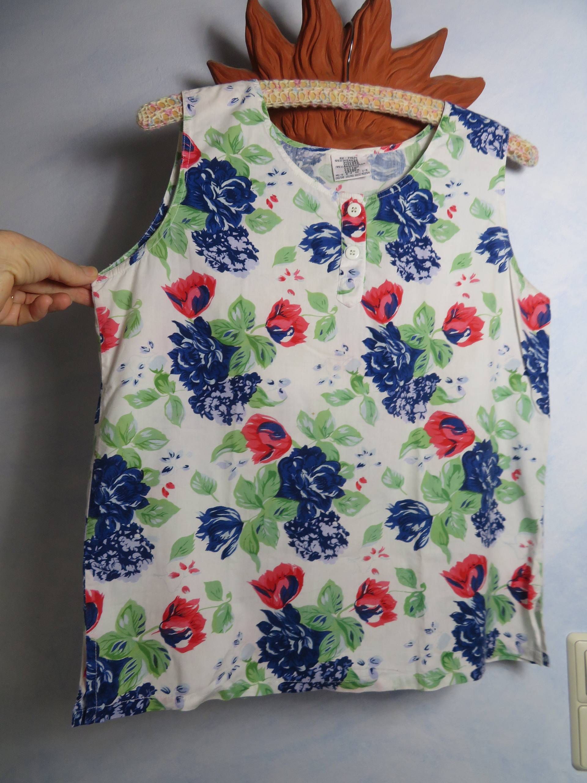 Vintage Blaue Rosen Blusentop Knöpfe Size M Weiße Muster Bluse 100% Naturfaser Viskose Baumwolle Ärmellos Top Camisole Hemd 80Er Jahre von BettysVintageHouse