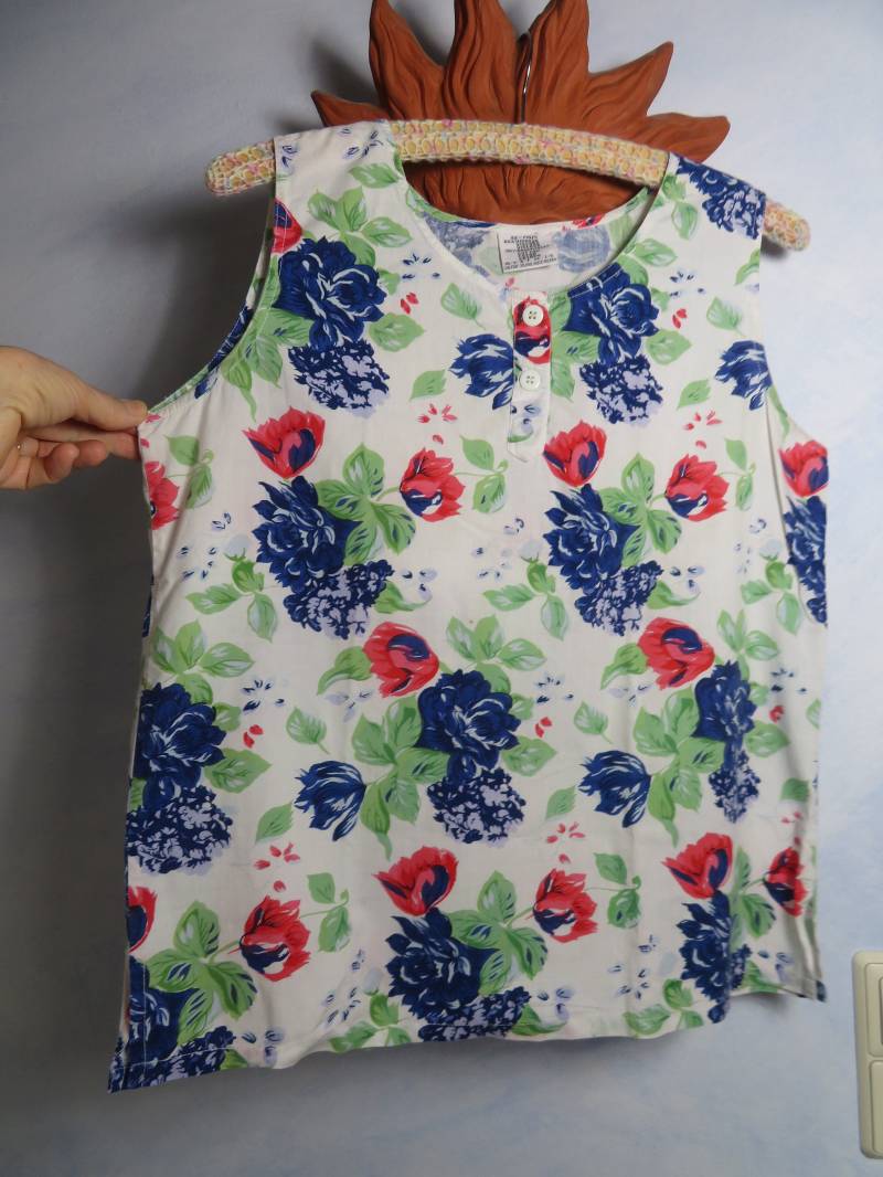 Vintage Blaue Rosen Blusentop Knöpfe Size M Weiße Muster Bluse 100% Naturfaser Viskose Baumwolle Ärmellos Top Camisole Hemd 80Er Jahre Vintage Blaue Rosen Blusentop Knöpfe Size M Weiße Muster Bluse 100% Naturfaser Viskose Baumwolle Ärmellos Top Camisole Hemd 80Er Jahre von BettysVintageHouse