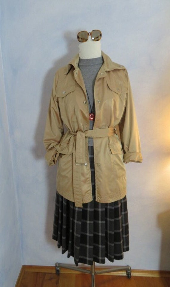 Vintage Bogner Womans Size M Shiny Nylon Trenchcoat Mit Taillengurt Hellbraun Kurzmantel 80Er 90Er München Fashion Vintage Bogner Womans Size M Shiny Nylon Trenchcoat Mit Taillengurt Hellbraun Kurzmantel 80Er 90Er München Fashion von BettysVintageHouse