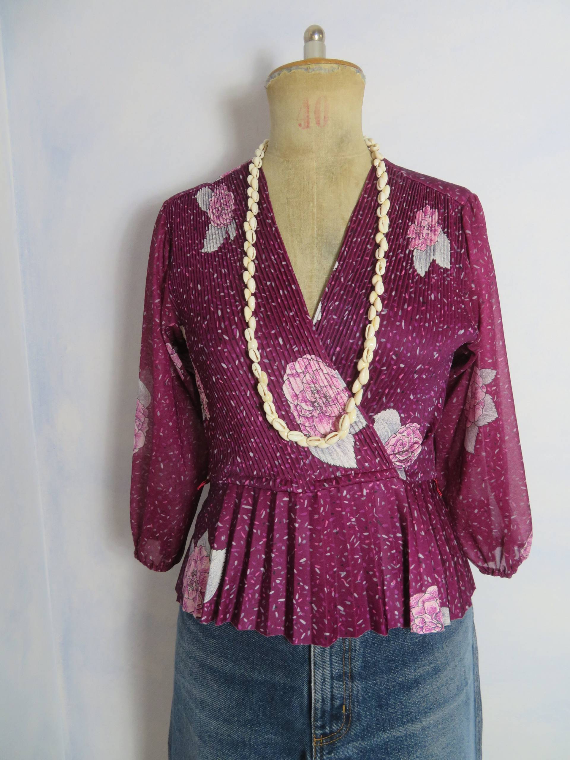 Vintage C&a Plissierte Bluse Size M Mesh Flowers Hohe Taille Weite Puffärmel Wickeloptik Burgunder Rot Rosen Schößchen 60Er 50Er von BettysVintageHouse