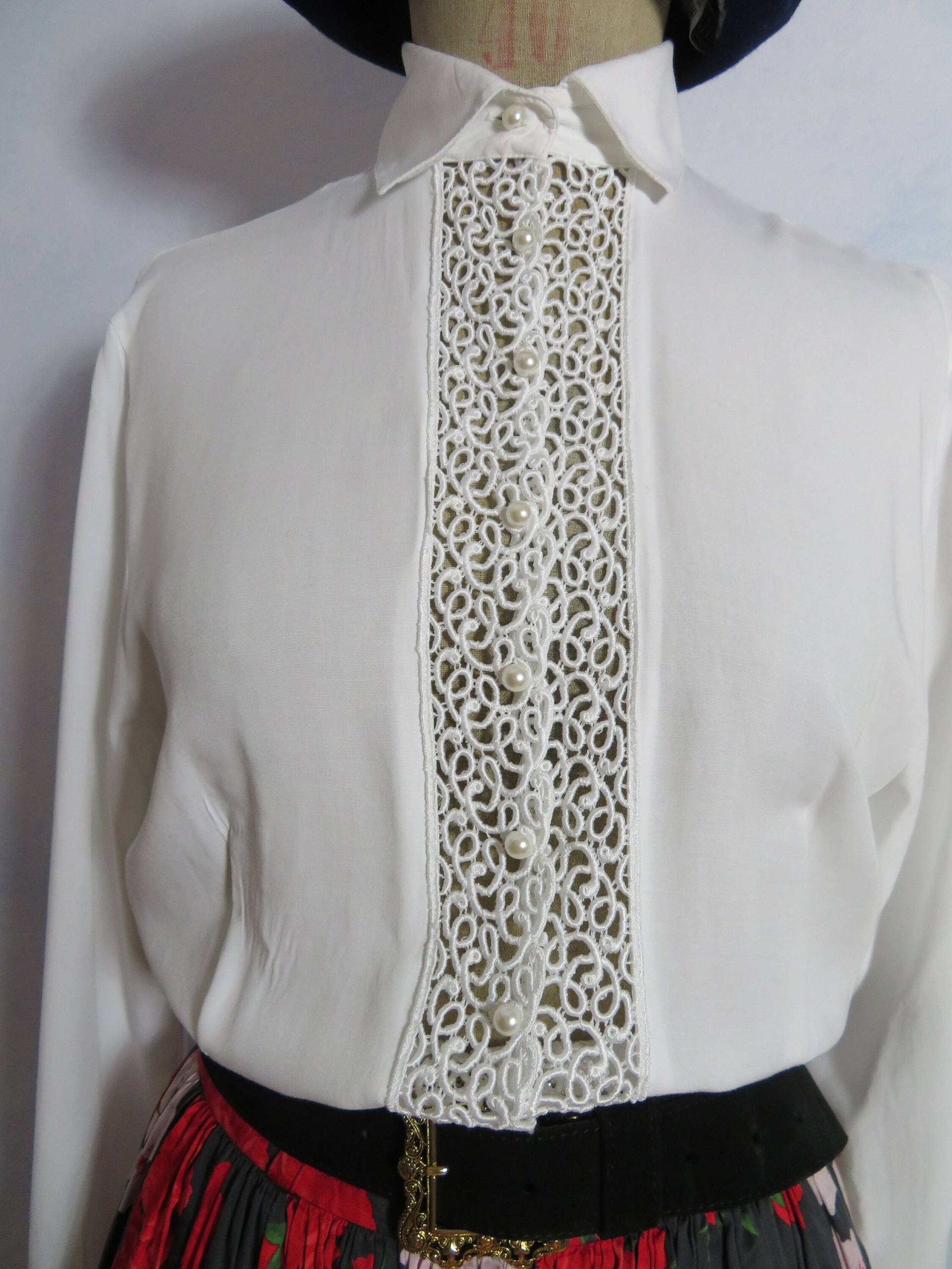 Vintage Elfenbein Bluse Size S Spitzen Stickerei Perlen Knöpfe Boho Lockere Naturfaser Kleine Kragen Manschette Romantisch Sommer Hemd von BettysVintageHouse