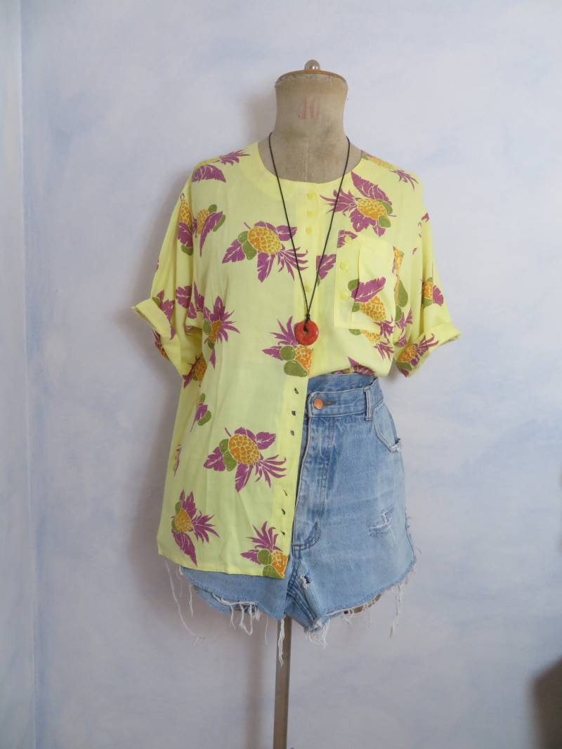 Vintage Gelbe Ananas Bluse Womens Size L Ohne Kragen Rundhals Rayon Sommer Hemd Oversize, Hawaii Frucht Print 80Er 90Er Jahre von BettysVintageHouse