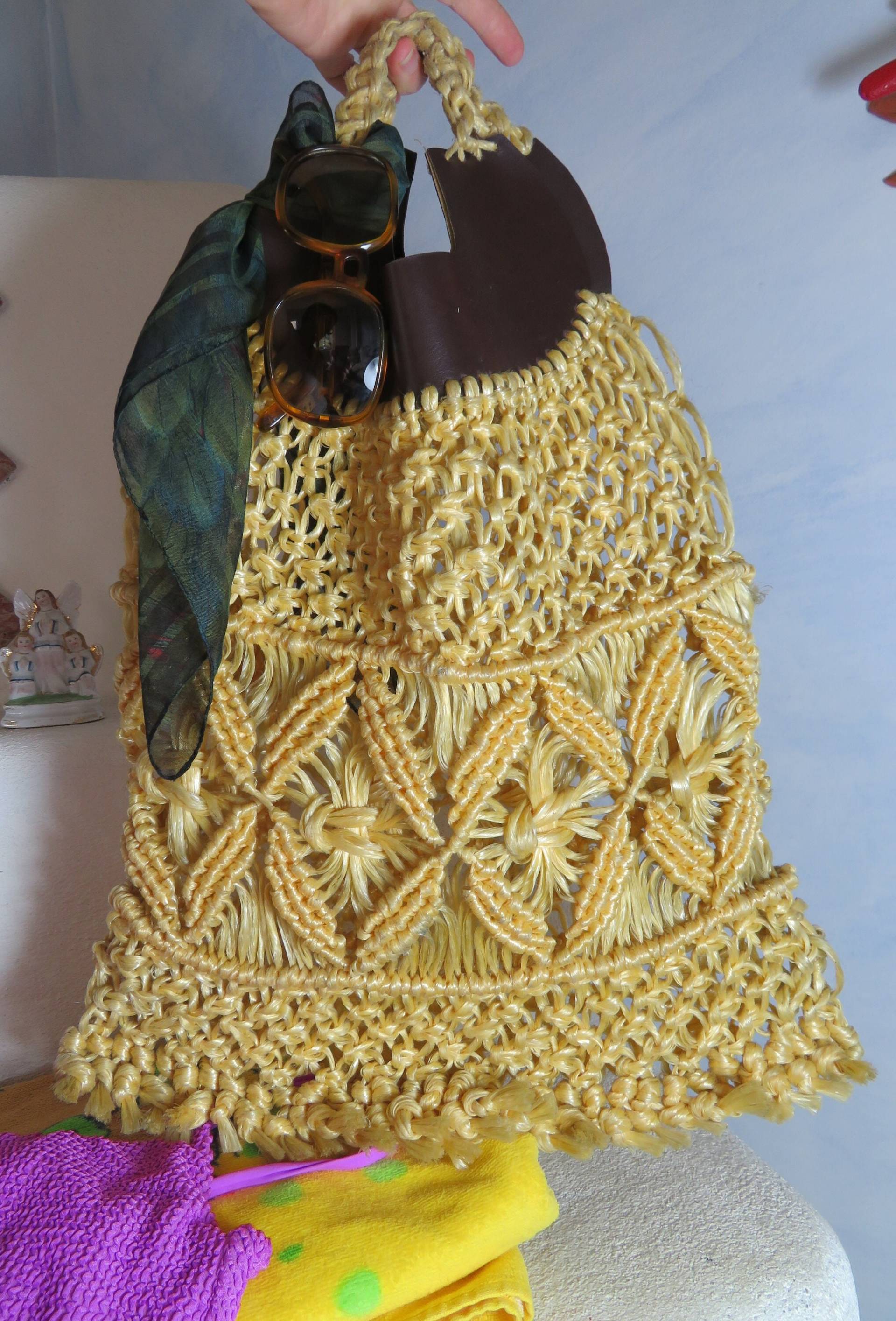 50Er Jahre Große Makramee Tasche Vegan Raffia Bag Lederhenkel Oma Einkaufstasche Korb Shopper 60Er Einkaufs-Tasche Von Hand Gemacht von BettysVintageHouse