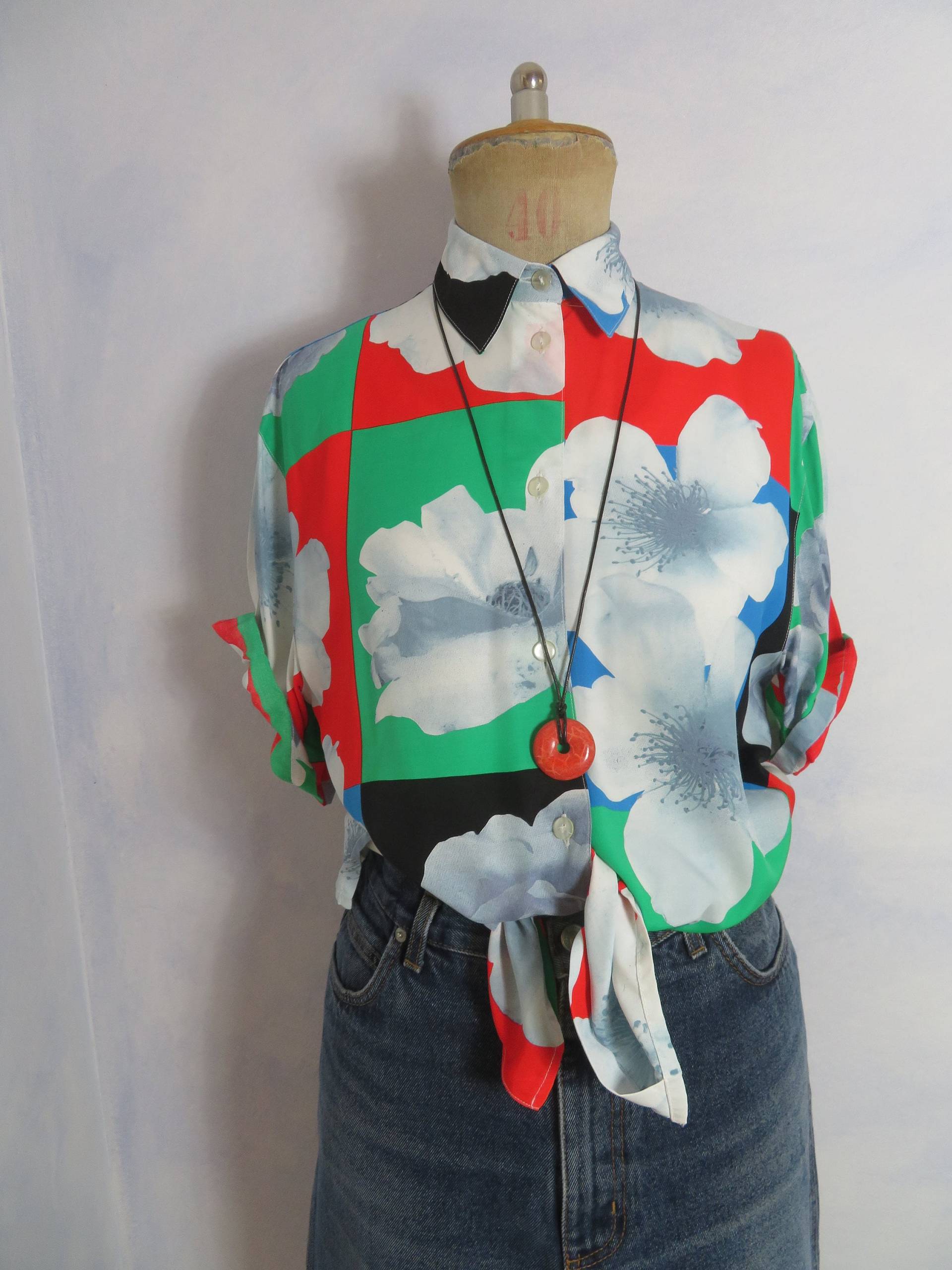 Vintage Pop Art Flowers Bluse Womans Size M Naturfaser Farbenfrohe Sommerbluse Button Shirt Floral Plakativ Print Viskose Long 80S 90S von BettysVintageHouse