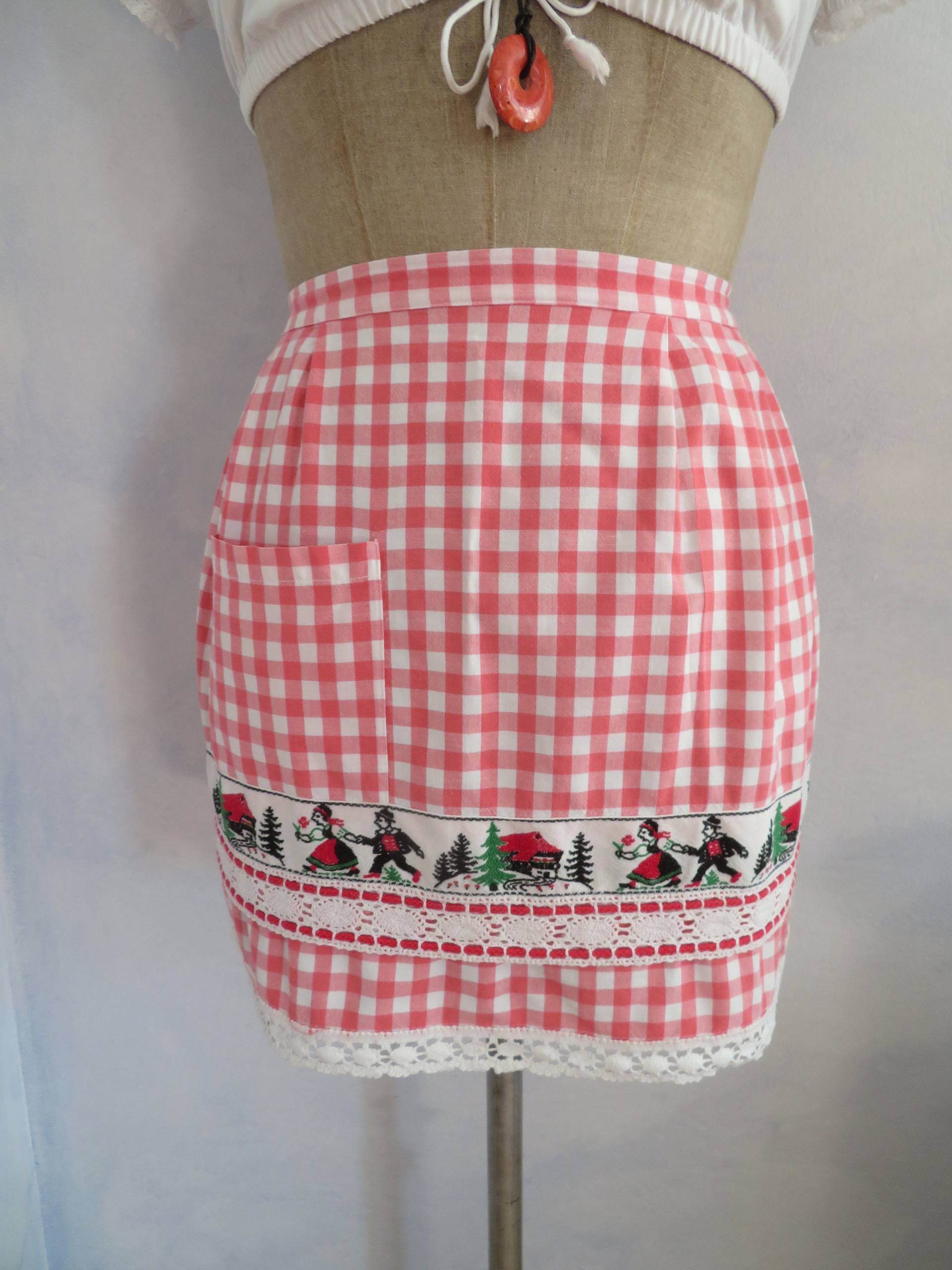 Vintage Schürze Rot Weiss Kariert Schwarzwald Trachtenschürze Size S/M Küchenkaro Web-Borte Klöppelspitze 100% Baumwolle von BettysVintageHouse