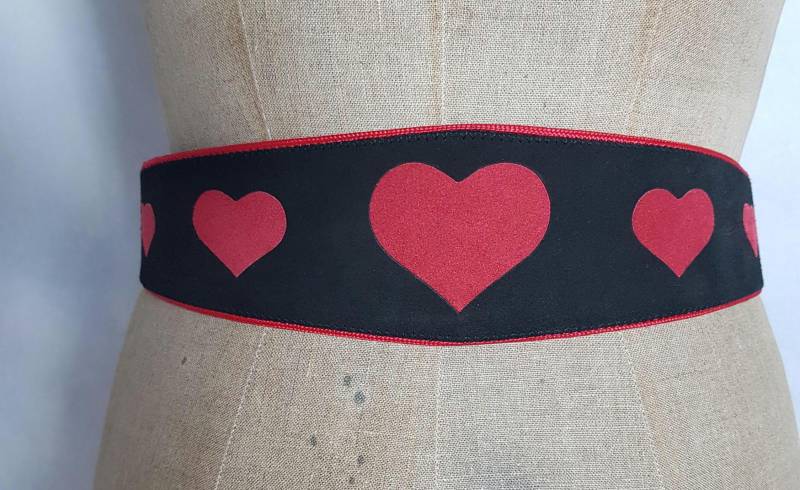 Vintage Schwarzer Wildleder-Gürtel Vorne Rote Herzen-Verzierung Trachtengürtel Folklore Trachtenschmeichler Verstellbare Größe 80 Taille von BettysVintageHouse