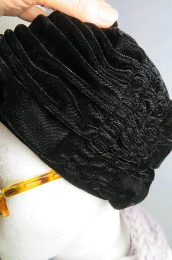 Vintage Diva Samtkappe Drapierte Mütze Samtstoff Turban Hut Size M Schwarz Parisienne 80Er Jahre Vintage Diva Samtkappe Drapierte Mütze Samtstoff Turban Hut Size M Schwarz Parisienne 80Er Jahre von BettysVintageHouse