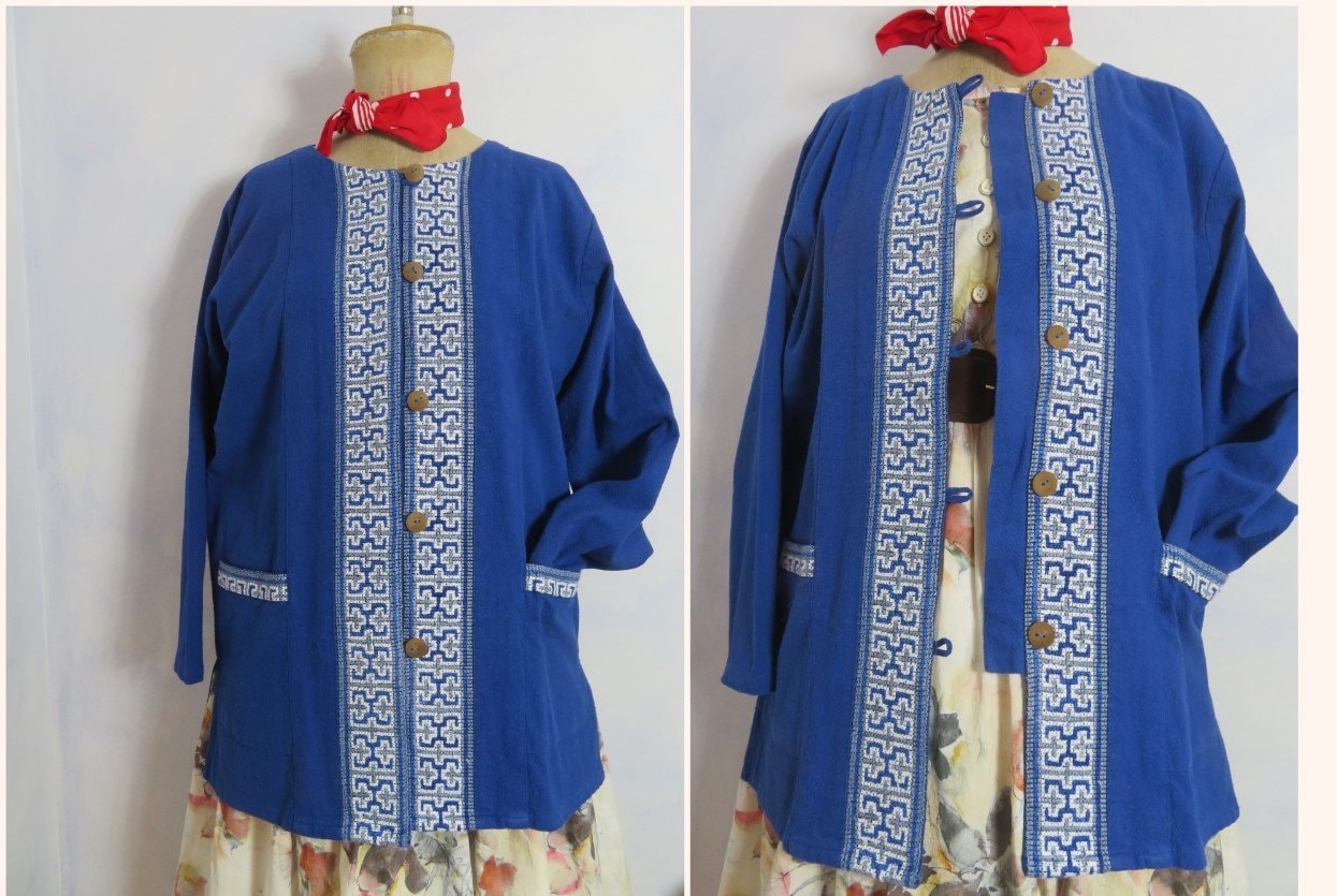 Vintage Von Hand Bestickte Hmong Jacke, Thai Hill Tribe Blau Kreuzstich Handgewebte Baumwolle, Yukata, Stammes Kleidung, Thailand Trachten von BettysVintageHouse