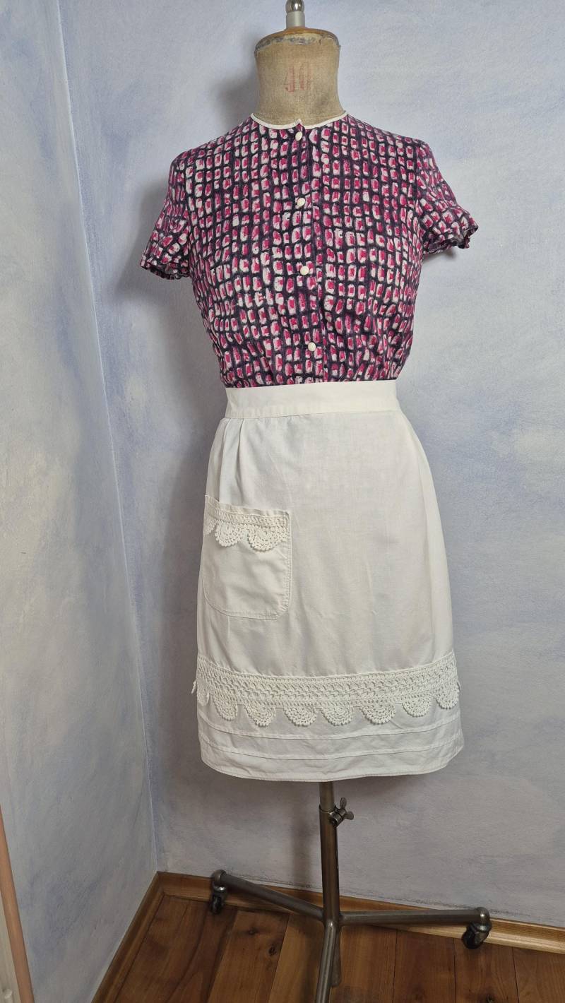 Vintage Weiße Küchen Schürze Mit Häkelspitze Size M Oma 100% Baumwollschürze Hinten Offen Knielange 50Er 60Er 70Er Jahre Hausfrau Vintage Weiße Küchen Schürze Mit Häkelspitze Size M Oma 100% Baumwollschürze Hinten Offen Knielange 50Er 60Er 70Er Jahre Hausfrau von BettysVintageHouse