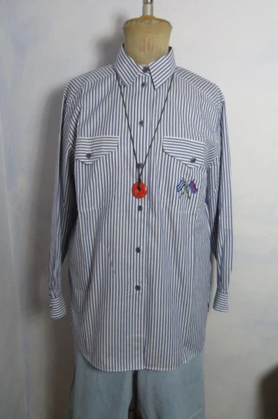 Vintage Womens Size Xl Maritime Oversize Hemdbluse Brusttaschen Blau Weiß Streifenmuster, Flaggen Stickerei Tru Bluse 80Er 90Er Jahre von BettysVintageHouse