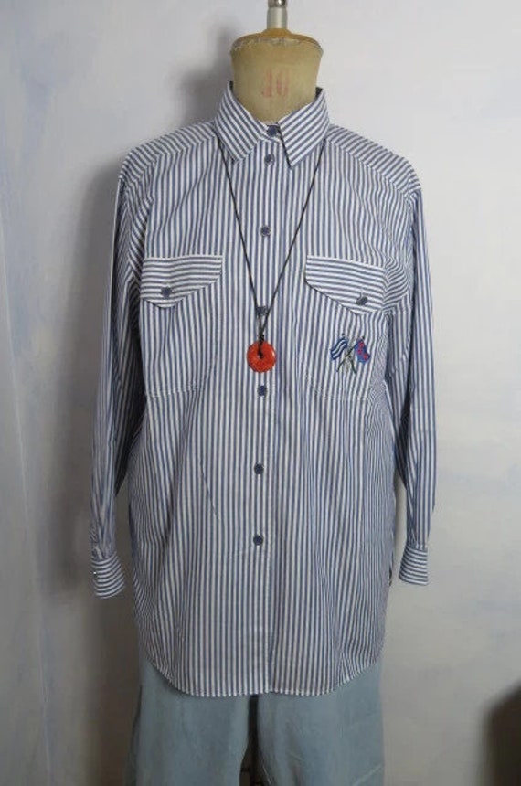 Vintage Womens Size Xl Maritime Oversize Hemdbluse Brusttaschen Blau Weiß Streifenmuster, Flaggen Stickerei Tru Bluse 80Er 90Er Jahre von BettysVintageHouse