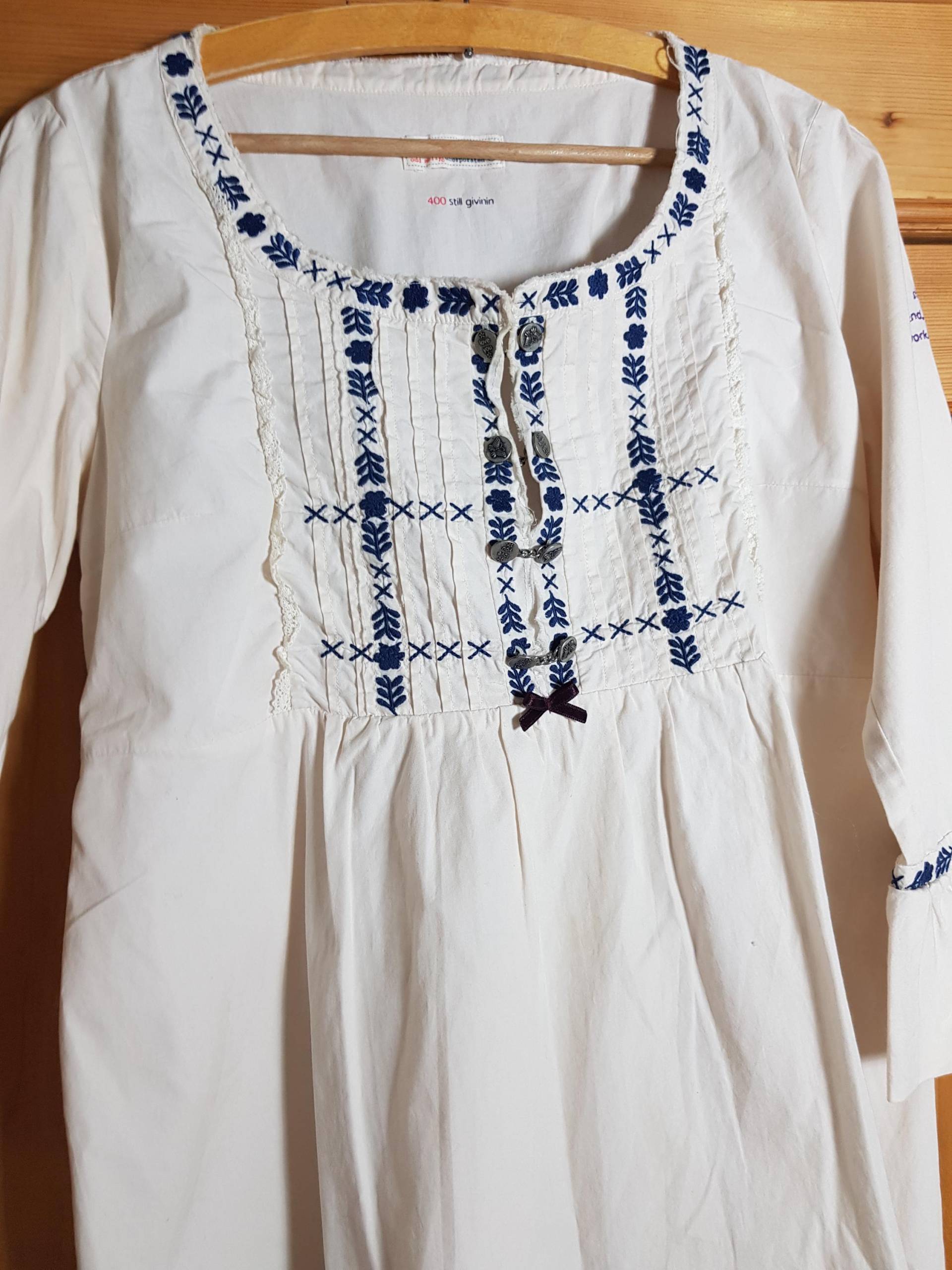 Vtg Odd Molly Bestickte Prairie Bluse Biesen + Dollars Size 2/ M Elfenbein Blaue Blumen Bindeband Hinten 3/4 Rüsche-Arm Skandi Mode von BettysVintageHouse