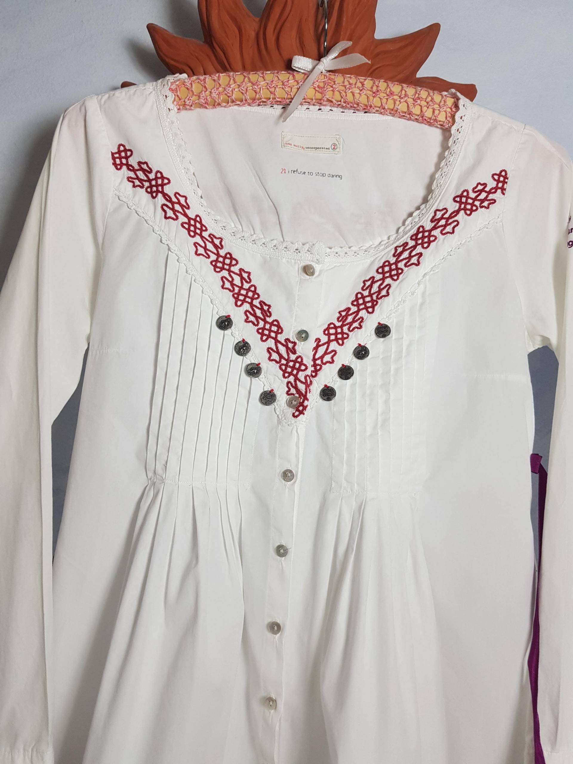 Vtg Odd Molly Bestickte Prairie Bluse Biesen + Dollars Size 2/S To M Weiß Rot 100% Baumwolle Bindeband Geknöpft Lange Arm Skandi Mode von BettysVintageHouse