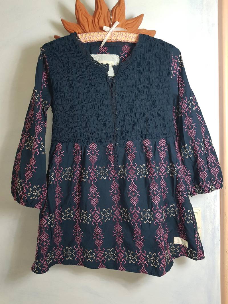 Vtg Odd Molly Reich Bestickte Tunika Gesmokte Kleid Size 3/M Marineblau/Rosarot Mit Spitzendetails 100% Baumwolle Geknöpft Lange Arm Boho von BettysVintageHouse