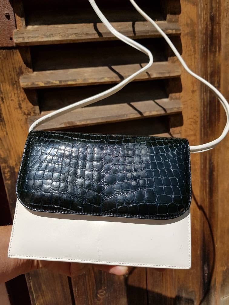 Weiß Mini Ledertasche Kleine Braut Tasche Cross Body Umhängetasche Schwarz Geprägt Lack Leder 60Er Jahre Ziehharmonika Täschchen Vintage von BettysVintageHouse