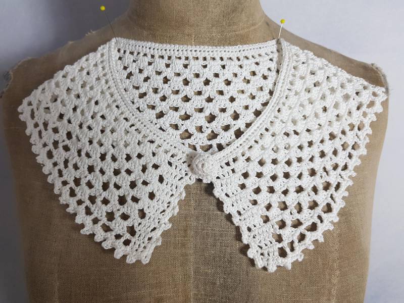 Weiße Handgefertigter Häkelkragen Mit Knopf, Abnehmbarer Kragen, Handgemachter Spitzenkragen Breite Häkelspitze Baumwolle von BettysVintageHouse