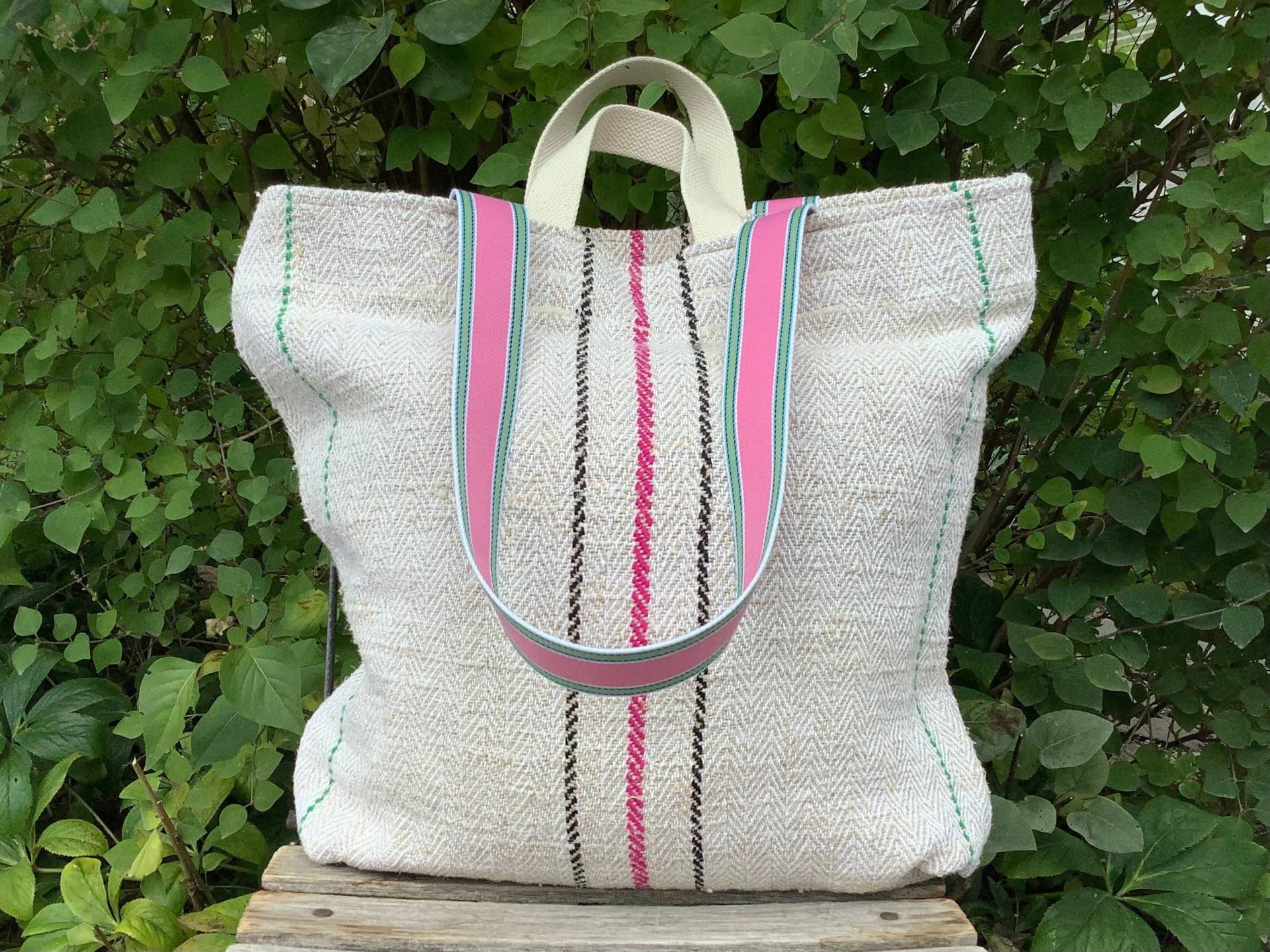 Großer Eleganter Cooler Shopper Aus Antikem Bauern-Leinen, Kornsack, Naturfarben, Fischgrät, Pink-Schwarze Mittelstreifen, Ungefüttert Großer Eleganter Cooler Shopper Aus Antikem Bauern-Leinen, Kornsack, Naturfarben, Fischgrät, Pink-Schwarze Mittelstreifen, Ungefüttert von BetuchtBeateWuschka