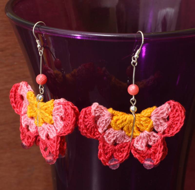 Baumeln Gehäkelte Schmetterling Ohrringe, Regenbogen Spitze Schmuck von Betulek