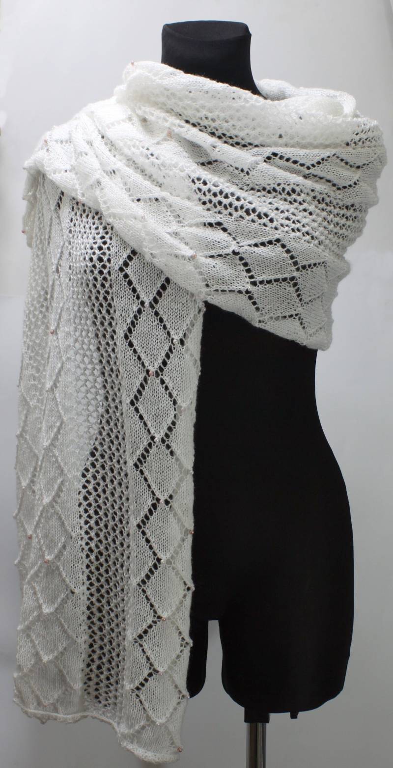 Gestrickte Lace Hochzeits-Schal Weißer Rustikaler Wrap Mit Pastell-Perlen von Betulek
