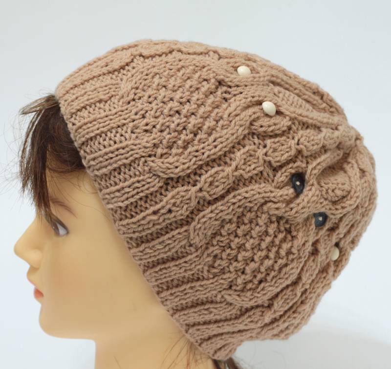 Handgestrickte Eulen-Mütze Beige Zopfmuster Slouchy Mütze von Betulek