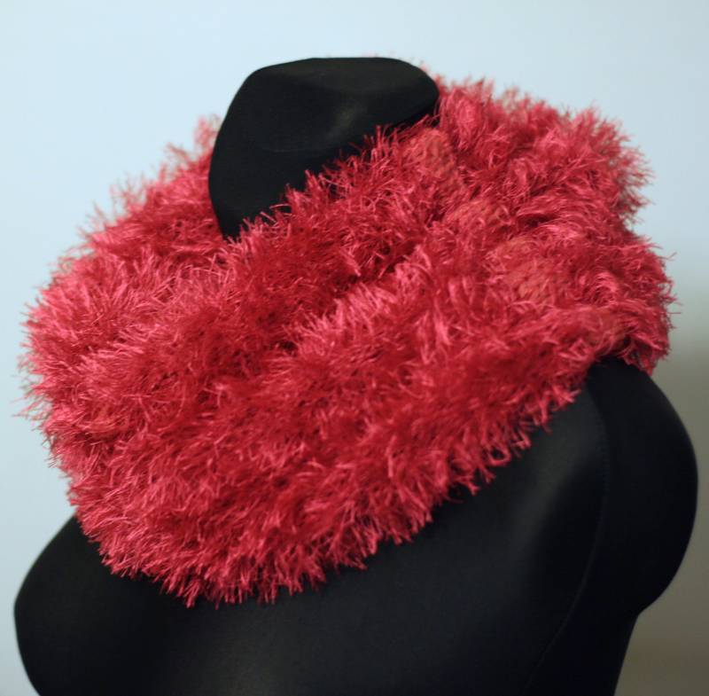 Handgestrickter Loop-Schal in Cranberry-Rot von Betulek