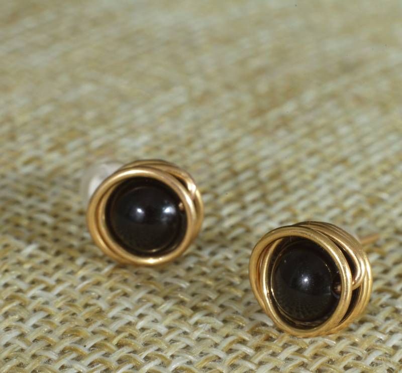 Kleine Schwarze Onyx Ohrstecker Vergoldeter Draht Umwickelt von Betulek