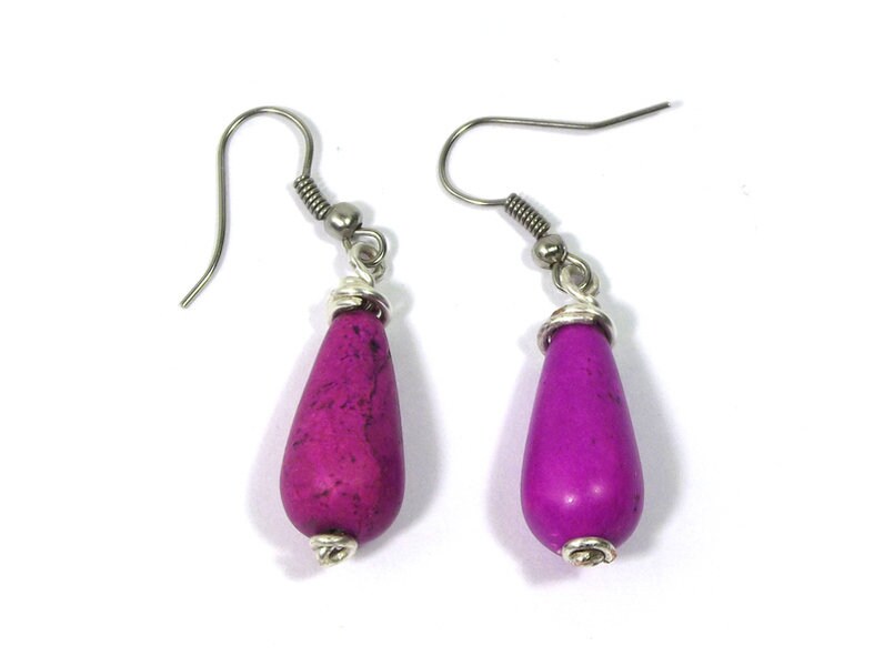 Tropfenförmige Ohrringe Mit Magentafarbenem Howlith Und Amaranth, Drahtgewickelter Boho Schmuck von Betulek