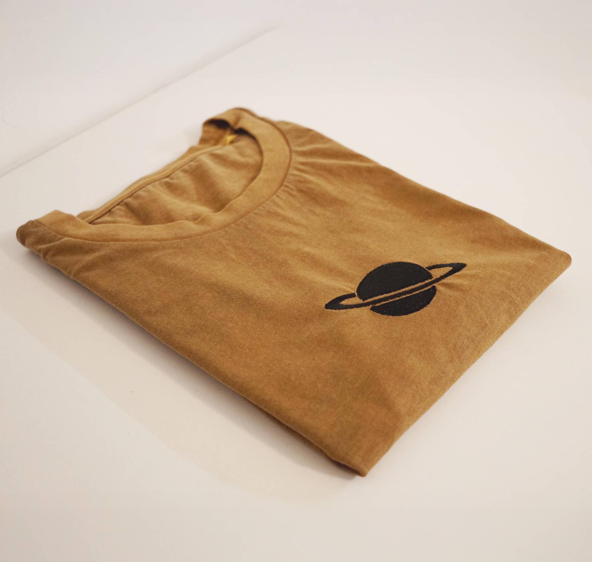 Besticktes Saturn Planet T-Shirt - Bio-Baumwolle Besticktes Saturn Planet T-Shirt - Bio-Baumwolle von BetweenTheLinesUK