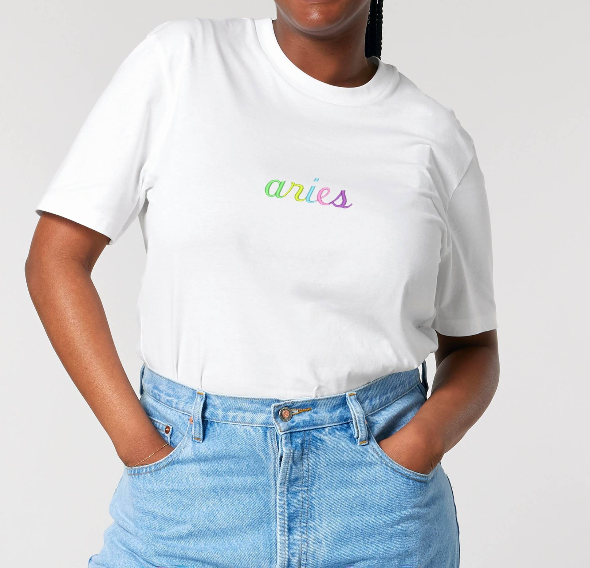 Besticktes T-Shirt Aus Bio-Baumwolle Mit Aries | Astrologie-Grafik-T-Shirt Sternzeichen Bekleidung Besticktes T-Shirt Aus Bio-Baumwolle Mit Aries | Astrologie-Grafik-T-Shirt Sternzeichen Bekleidung von BetweenTheLinesUK