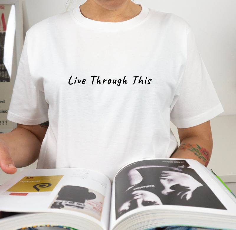 Hole Bio-Baumwolle T-Shirt - Live Durch Dieses Album Shirt Hole Bio-Baumwolle T-Shirt - Live Durch Dieses Album Shirt von BetweenTheLinesUK