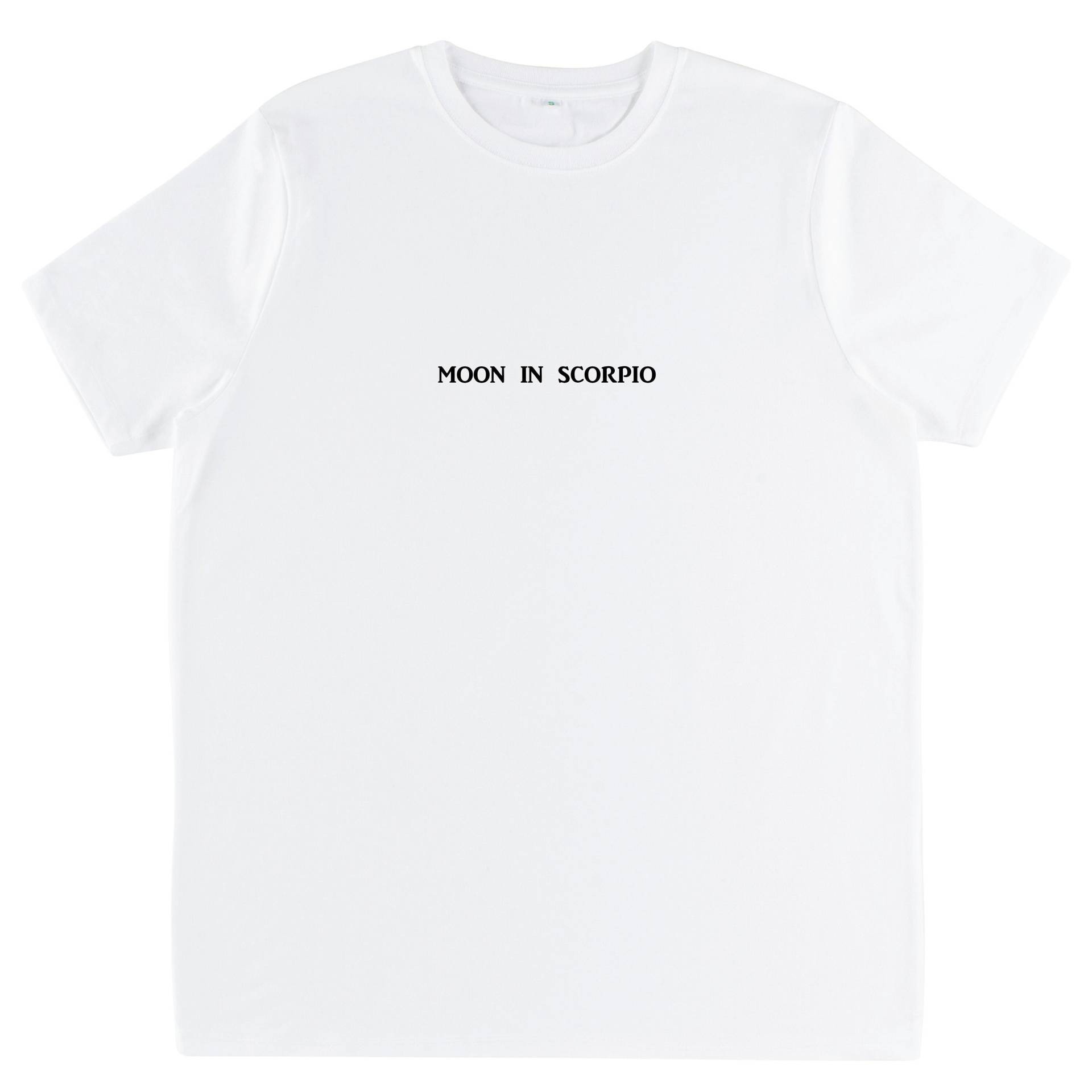 Mond Im Skorpion T-Shirt Aus Bio-Baumwolle | Astrologie-Grafik-T-Shirt Sternzeichen Shirt Mond Im Skorpion T-Shirt Aus Bio-Baumwolle | Astrologie-Grafik-T-Shirt Sternzeichen Shirt von BetweenTheLinesUK