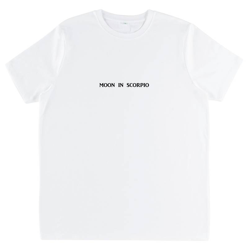 Mond Im Skorpion T-Shirt Aus Bio-Baumwolle | Astrologie-Grafik-T-Shirt Sternzeichen Shirt Mond Im Skorpion T-Shirt Aus Bio-Baumwolle | Astrologie-Grafik-T-Shirt Sternzeichen Shirt von BetweenTheLinesUK