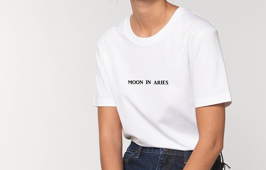 Mond Im Widder T-Shirt Aus Bio-Baumwolle | Astrologie-Grafik-T-Shirt Sternzeichen Shirt Mond Im Widder T-Shirt Aus Bio-Baumwolle | Astrologie-Grafik-T-Shirt Sternzeichen Shirt von BetweenTheLinesUK