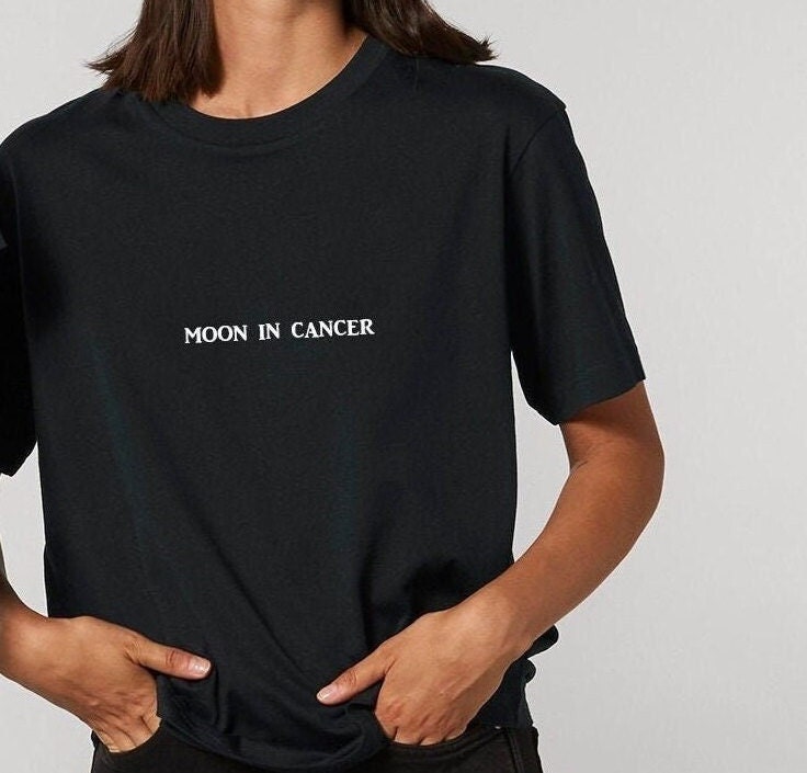 Mond in Krebs Bio-Baumwolle T-Shirt | Astrologie-Grafik-T-Shirt Sternzeichen Shirt Mond in Krebs Bio-Baumwolle T-Shirt | Astrologie-Grafik-T-Shirt Sternzeichen Shirt von BetweenTheLinesUK